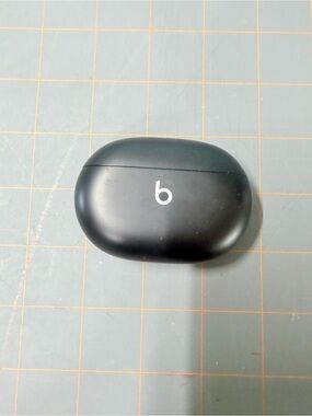 Beats Wireless Earbuds Charging Case - Black untested/ used